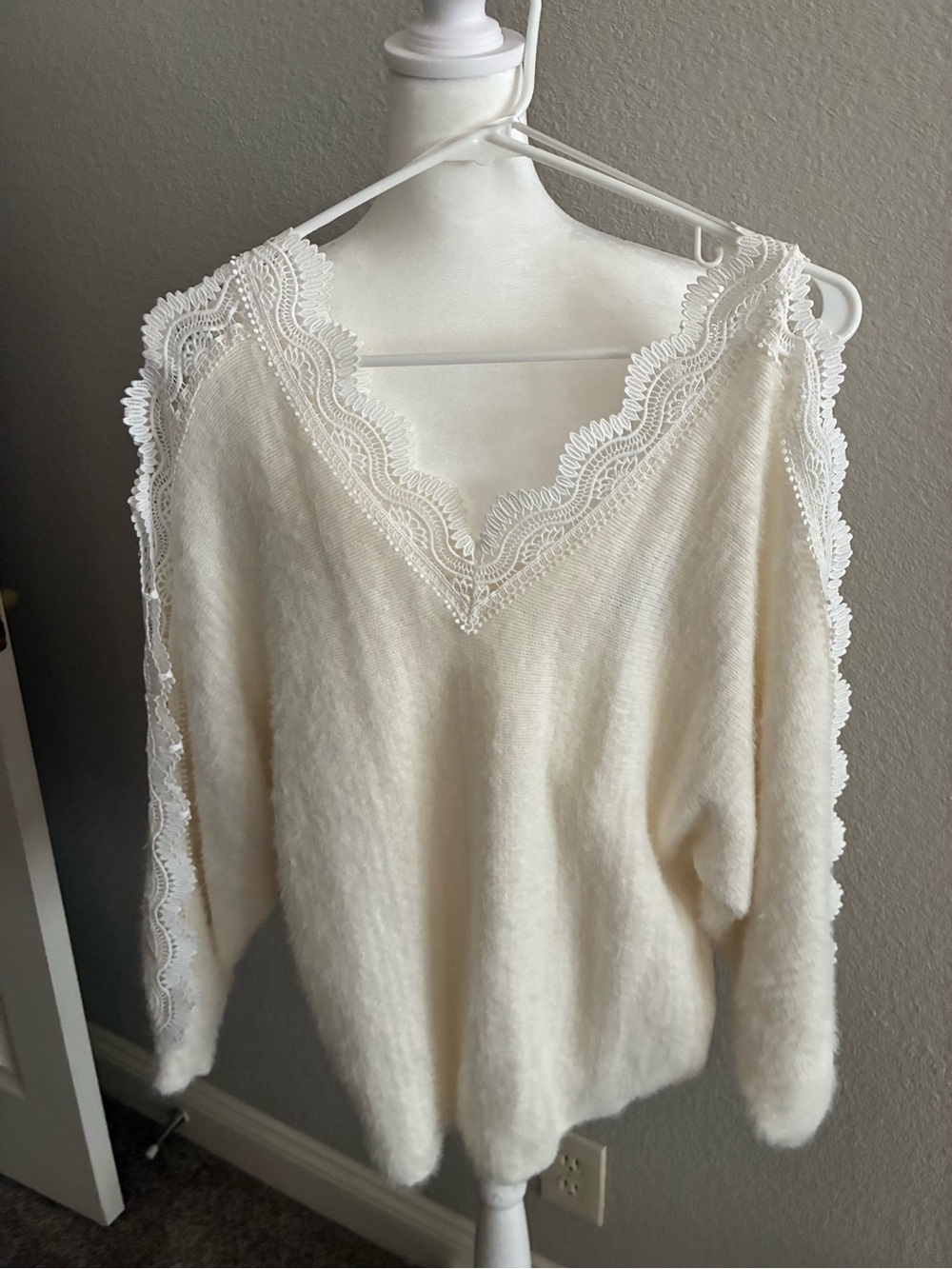 Aakaa Cream Lace-Trim V-Neck Sweater NWOT